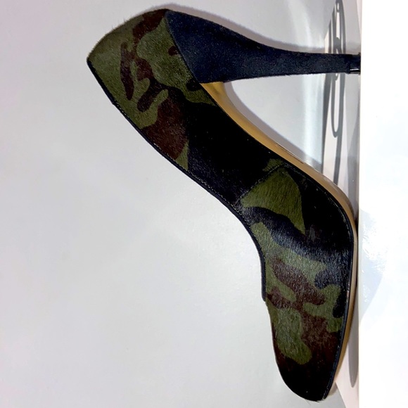 Sexy!!! Classic Army Inspired Size 7 Heels - Worn 2x - Picture 2 of 4